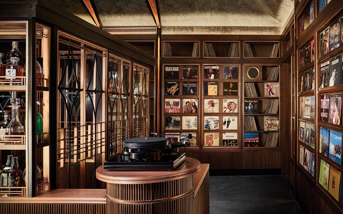 수천 장의 바이닐 LP를 보유한 루프톱 바 ‘레넌스’. 