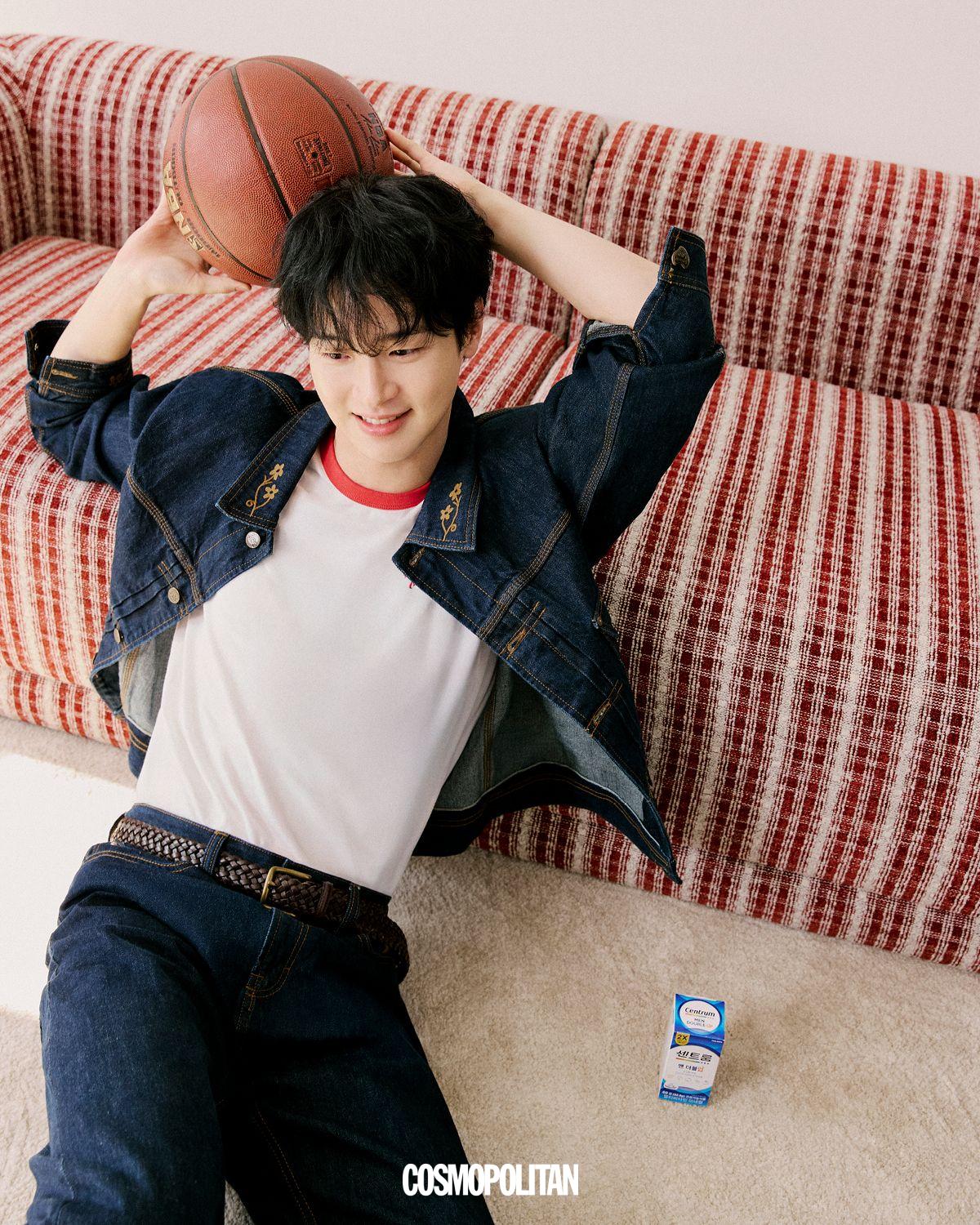 데님 재킷 & 팬츠 셋업 Lee. 티셔츠 Levi’s. 슈즈 Timberland. 벨트 스타일리스트 소장품.