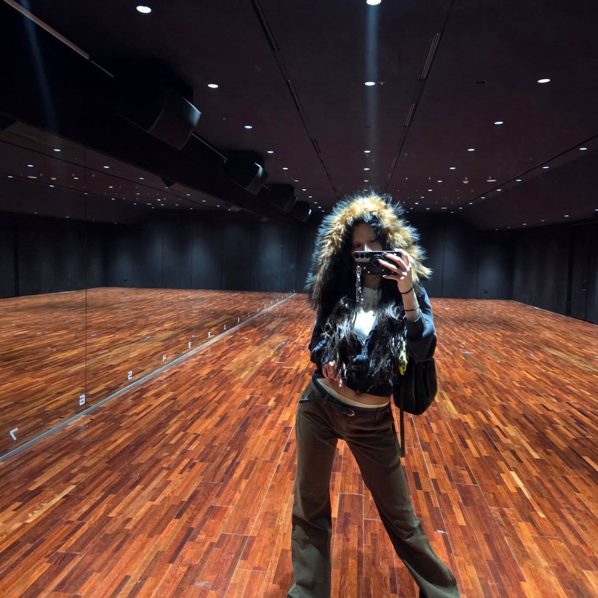 퍼 후디를 이너로 매치한 허윤진. 인스타그램 @jenaissante