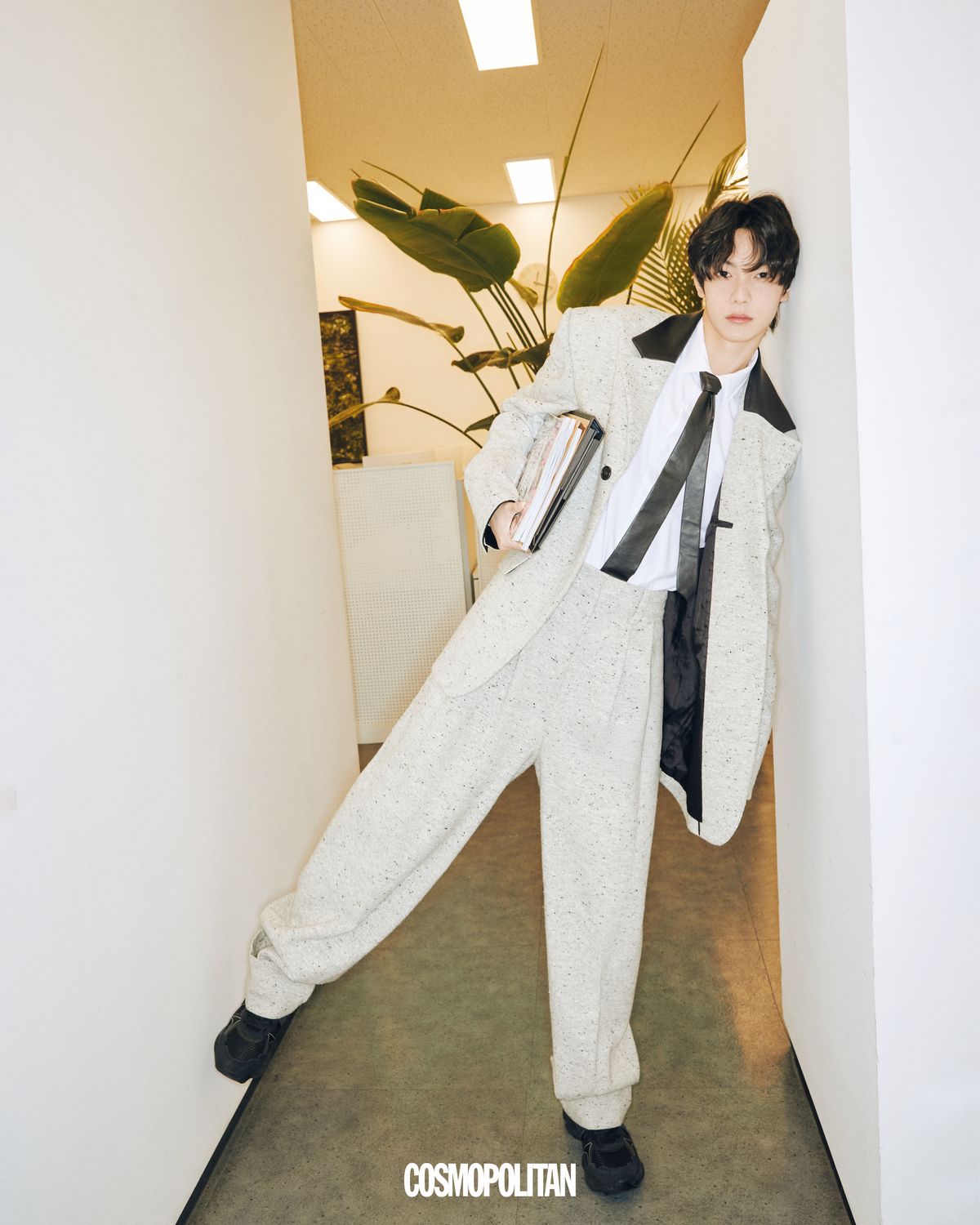 오버사이즈 재킷, 팬츠 모두 We11done. 백팩 Maison Margiela. 슈즈 Onitsuka Tiger. 셔츠, 타이 스타일리스트 소장품.