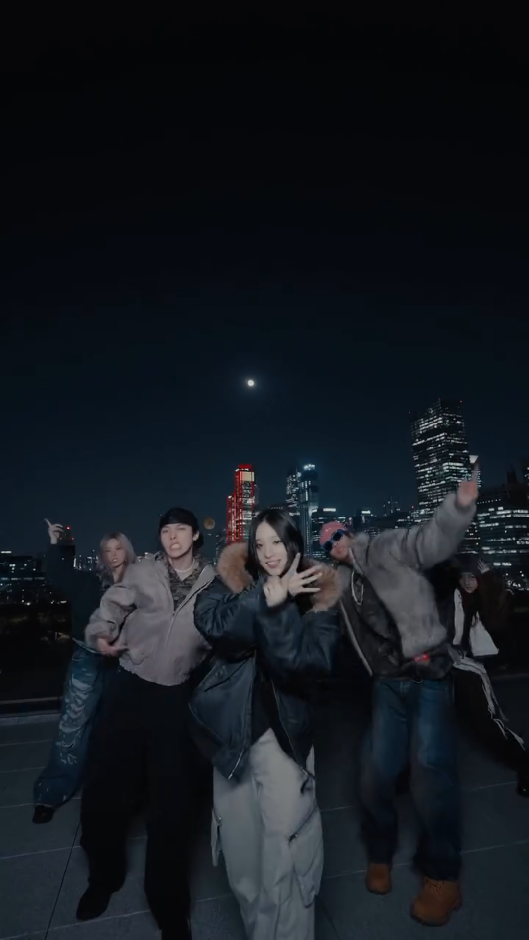 신곡 안무 영상 속 퍼 트리밍 블루종을 착용한 애니. 인스타그램 @allday_project