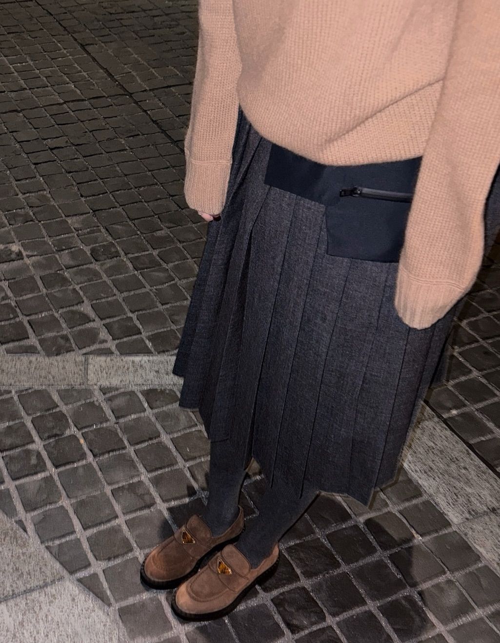 카멜 컬러 스웨터에 다크 그레이 롱 플리츠 스커트를 착용한 카리나. 인스타그램 @katarinabluu