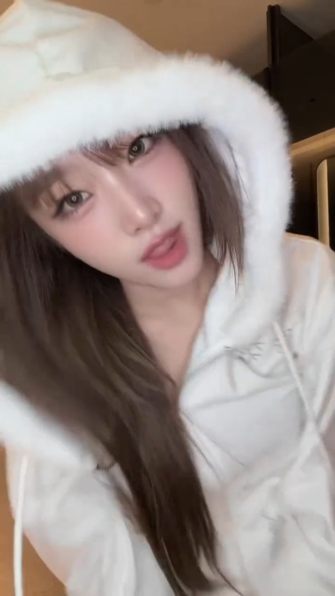 화이트 퍼 후디를 입은 예나. 인스타그램 @yena.jigumina