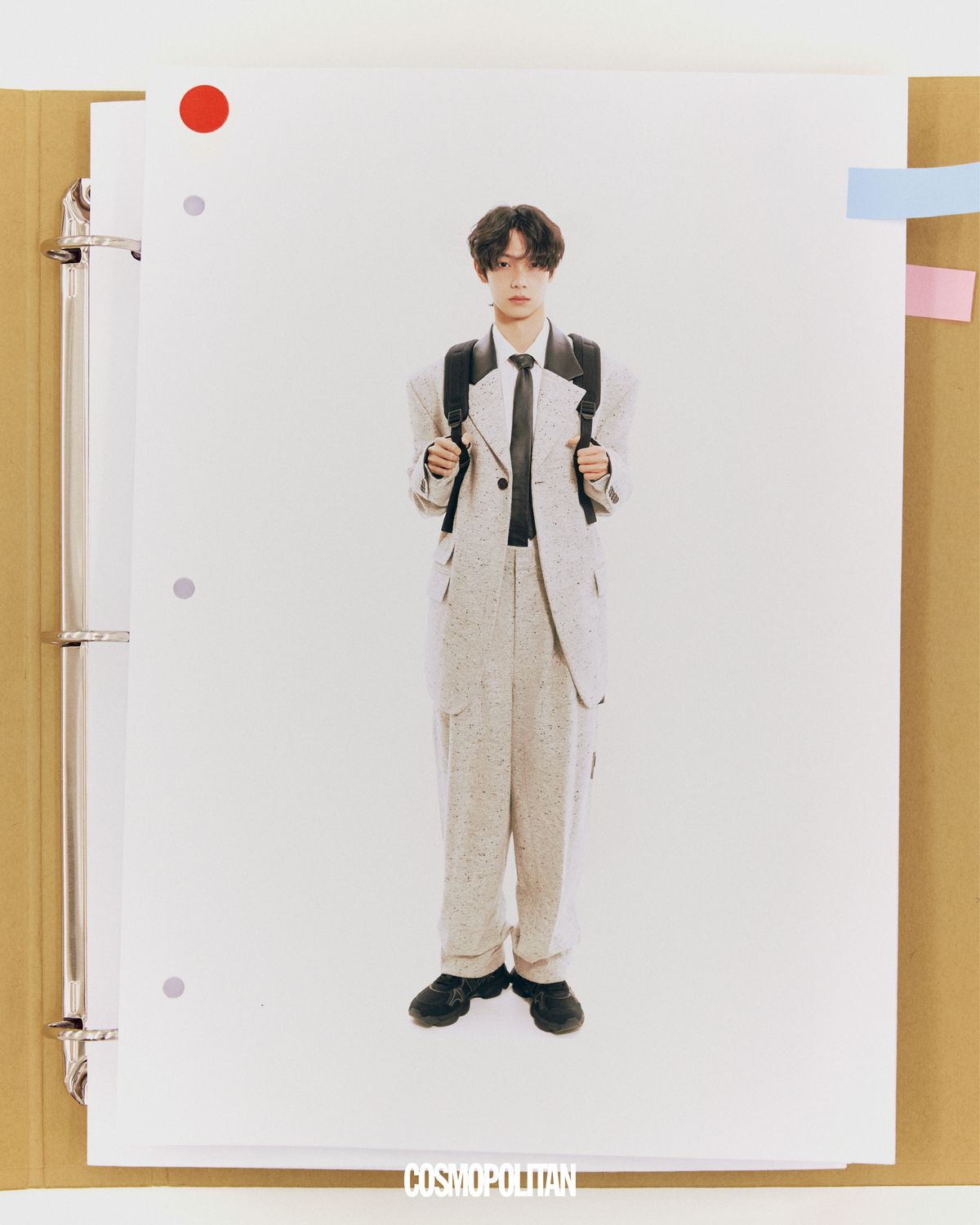 오버사이즈 재킷, 팬츠 모두 We11done. 백팩 Maison Margiela. 슈즈 Onitsuka Tiger. 셔츠, 타이 스타일리스트 소장품.