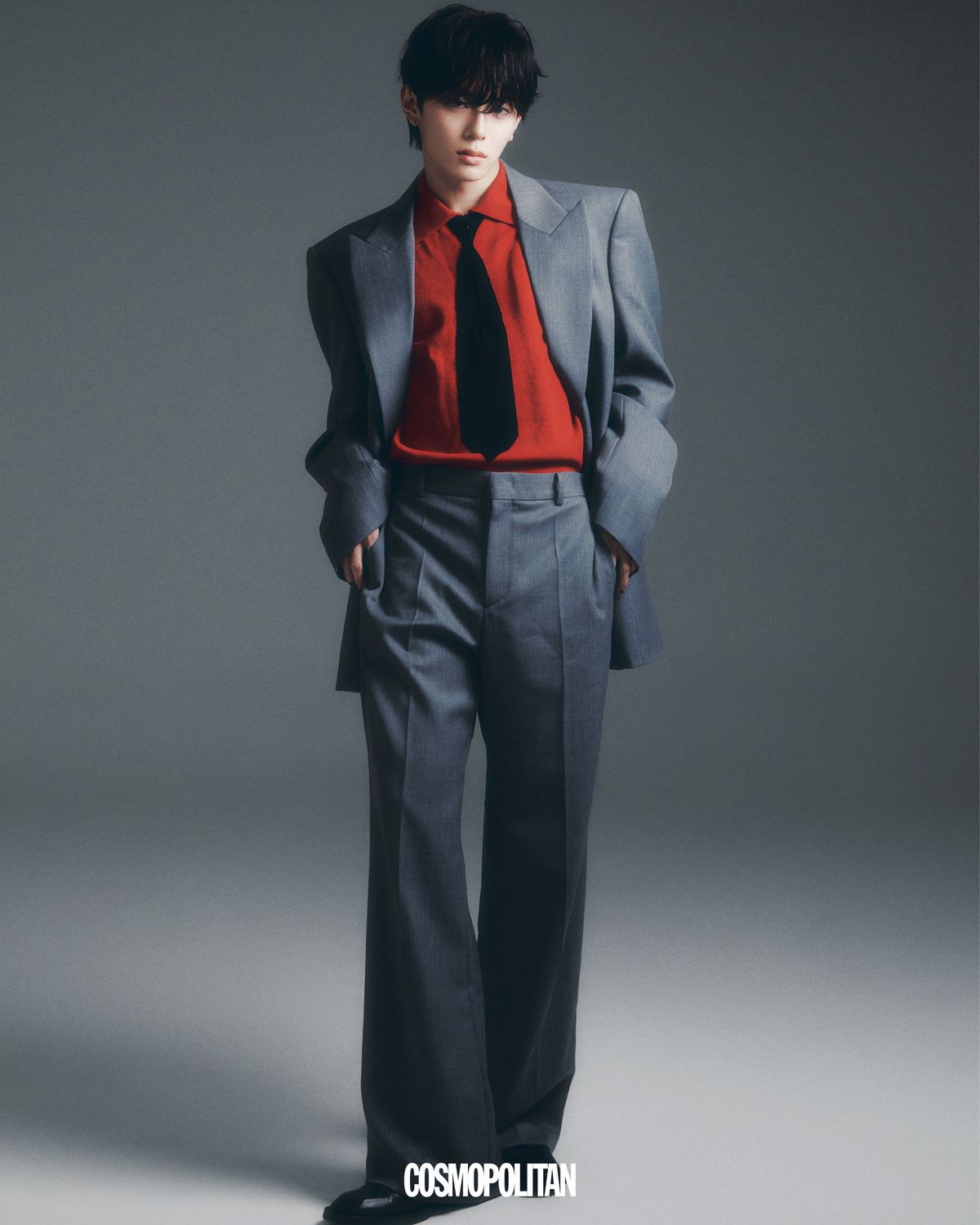 슈트 셋업 Recto. 귀고리 본인 소장품. 니트 톱, 슈즈 스타일리스트 소장품. 