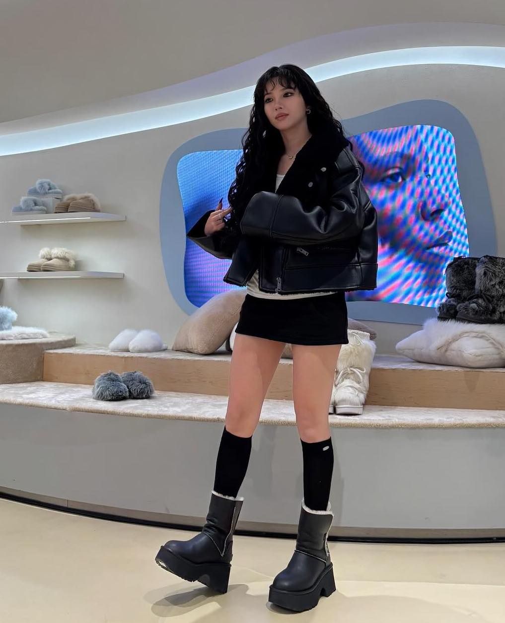 올블랙 무스탕에 미니스커트를 착용한 전소연. 인스타그램 @tiny.pretty.j