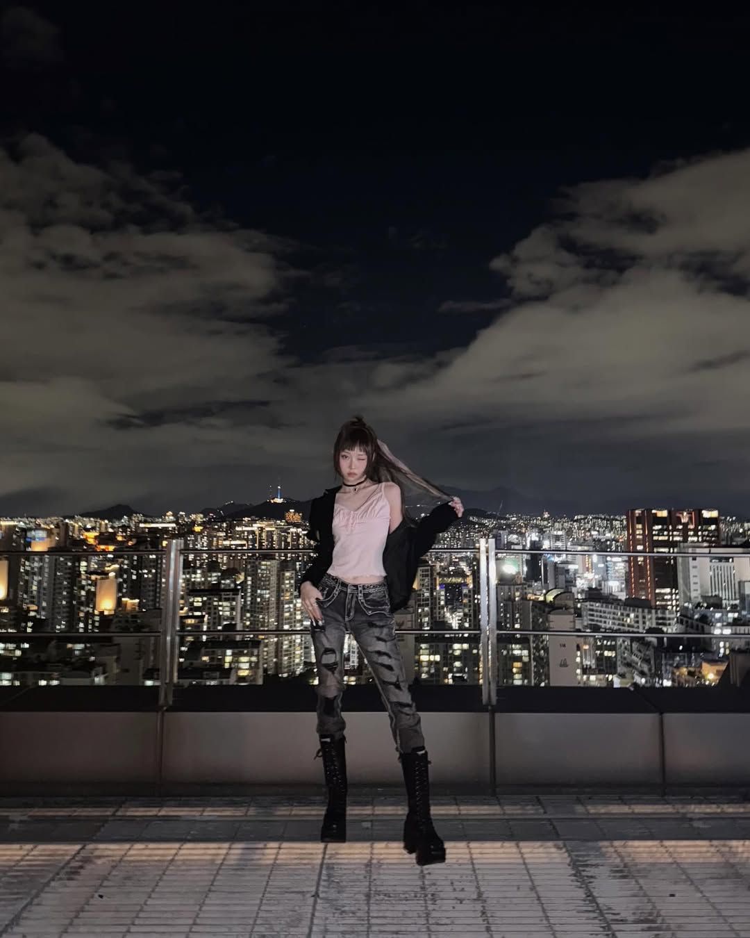 데님과 레이스업 부츠로 스키니 팬츠로 힙한 코디를 선보인 영서. 인스타그램 @youngseo 