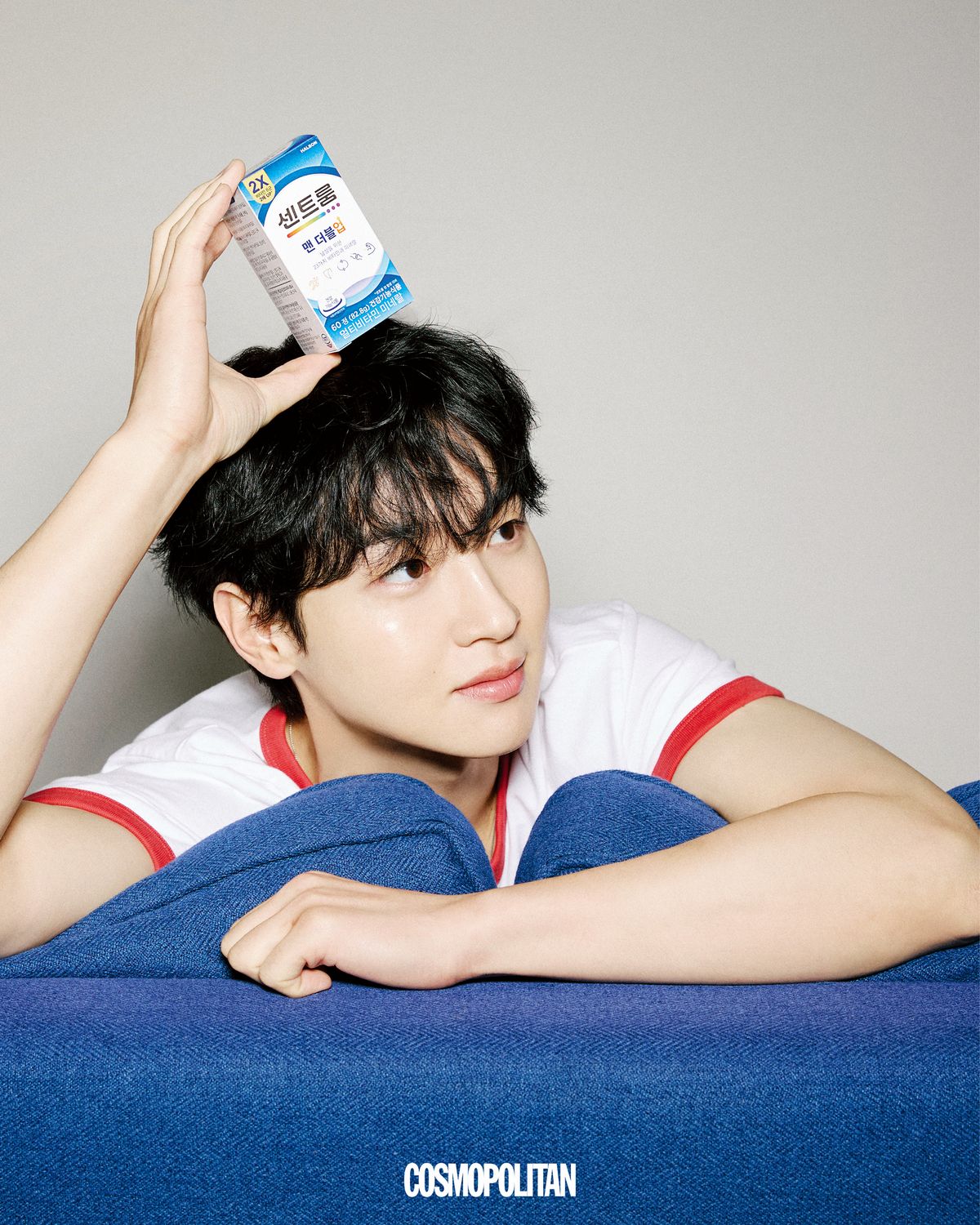 매일 같은 시간, 자연스럽게 손이 가는 일상의 루틴. 한국 남성을 위한 과학적인 맞춤 영양 설계로 일상에 활력을 더해준다. 센트룸 맨 더블업 60정 2만9천원 Centrum. 티셔츠 Levi’s.