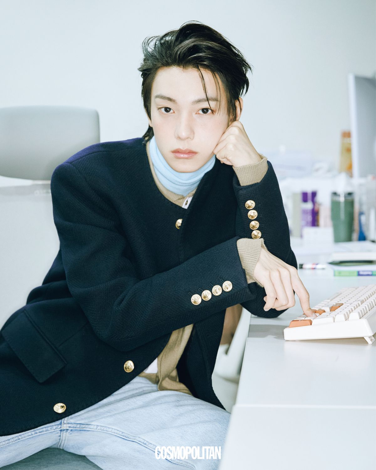 재킷, 니트 톱, 터틀넥 모두 YCH. 데님 팬츠 Drôle de Monsieur.