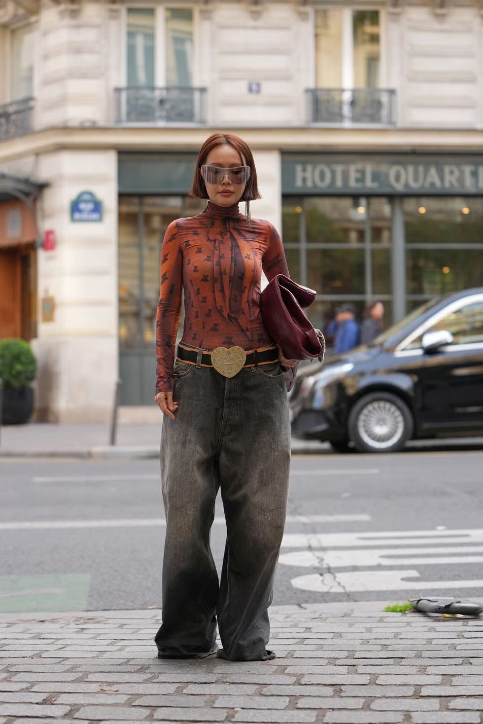 딱 붙는 톱, 볼드한 벨트와 함께 매치한 룩 | Edward Berthelot//Getty Images