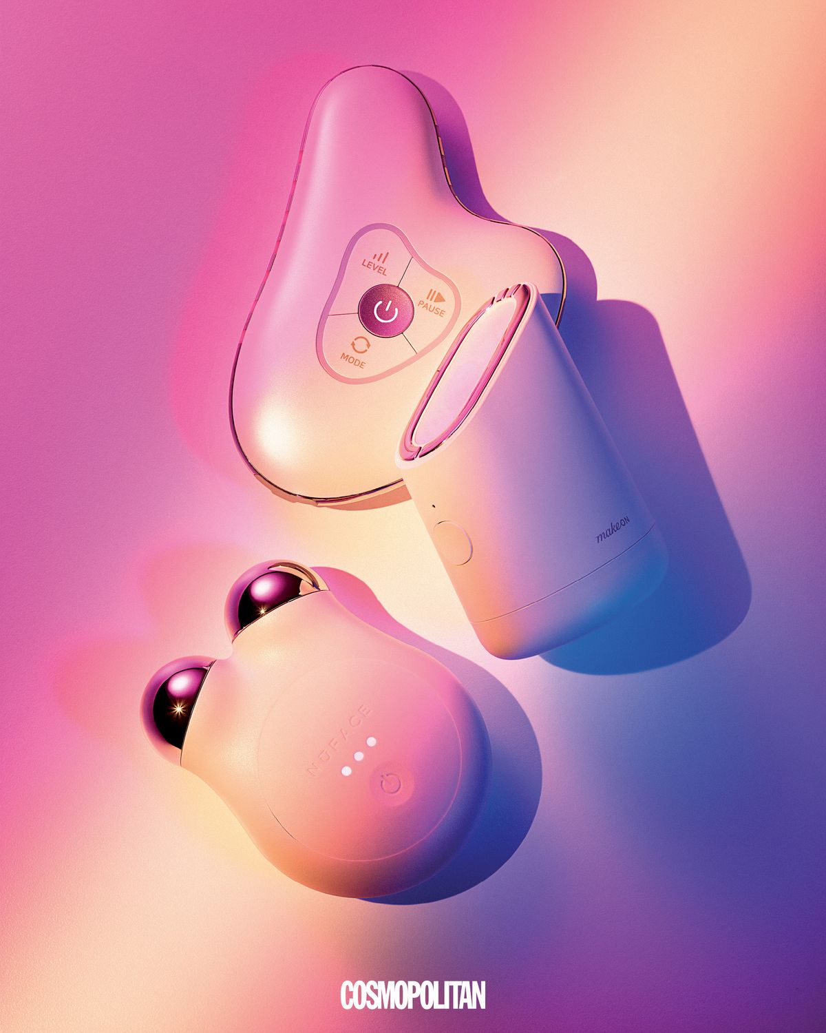 (위부터) 고주파와 LED 에너지를 결합해 진주 광채처럼 빛나는 탄력 피부로! 콜라겐 생성을 자극하며 리프팅 효과를 선사한다. 마데카 프라임 리추얼 화이트 펄 34만9천원 Centellian24+. 3가지 파장의 LED 빛을 피부 컨디션에 맞게 자동 조합한다. 온열·쿨링이 동시에 작동해 균형 잡힌 스킨 에너지를 완성한다. 스킨 라이트 테라피 3S 47만5천원 Makeon. 미세 전류로 근육층까지 자극해 얼굴 윤곽을 리셋하듯 정돈하는 기기로 작지만 강력한 효과를 자랑한다. 미니 플러스 39만8천원 NuFace.