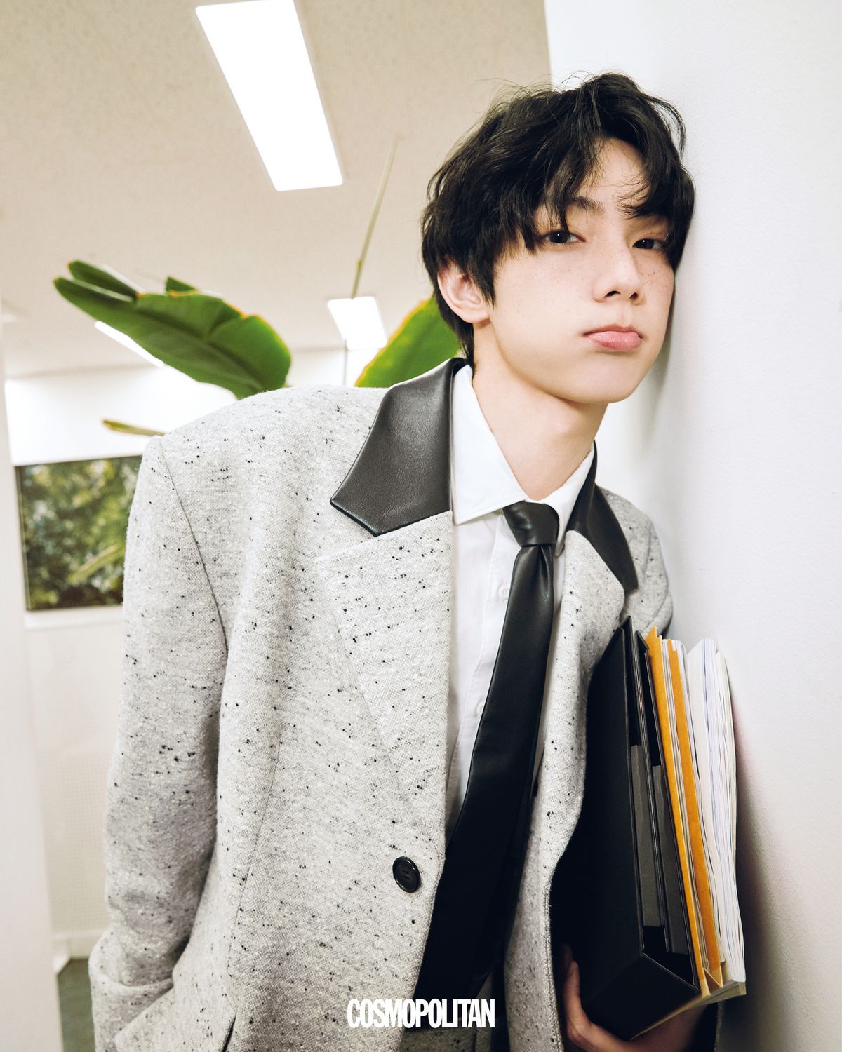 오버사이즈 재킷, 팬츠 모두 We11done. 셔츠, 타이 스타일리스트 소장품.