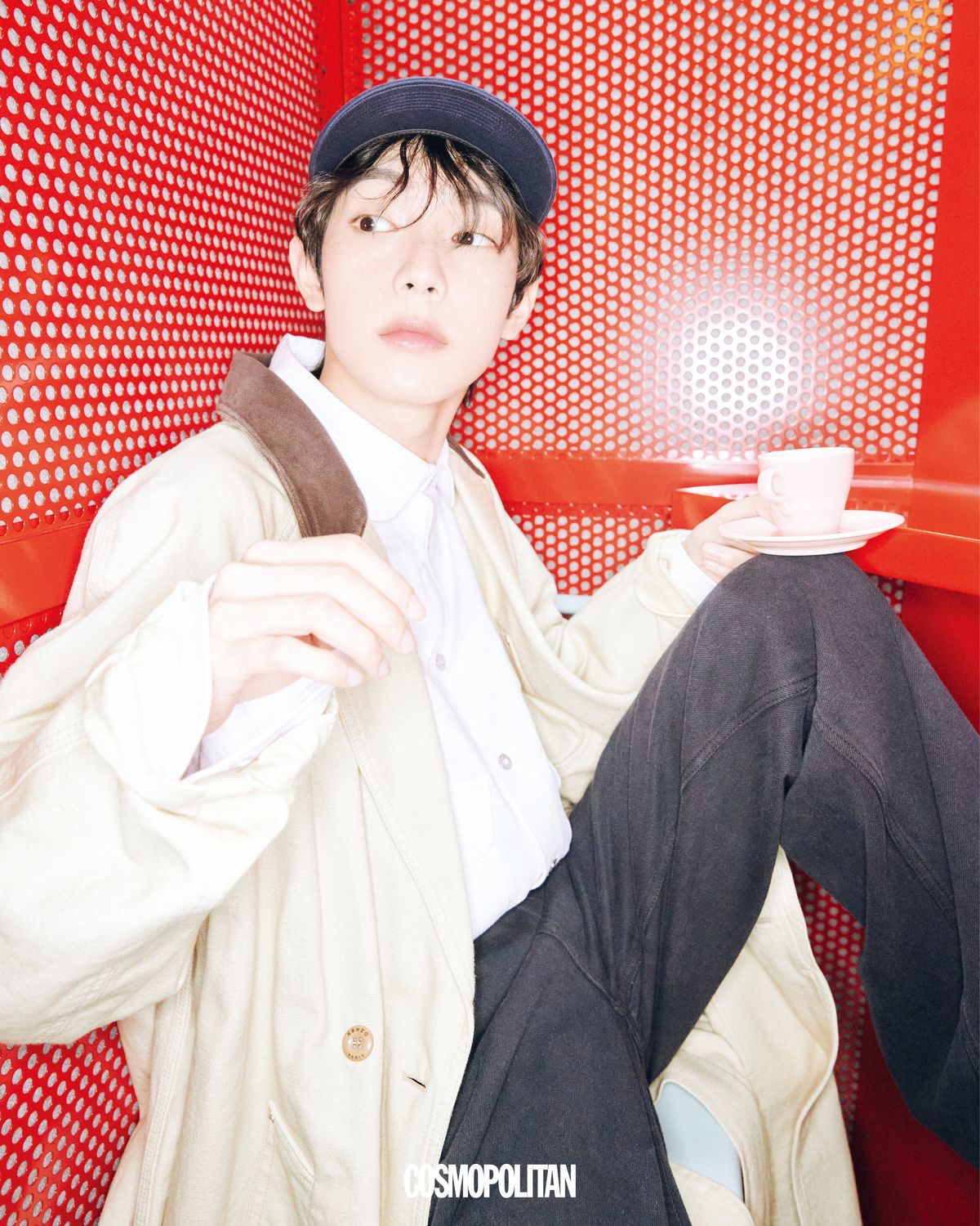 트렌치코트, 셔츠 모두 Kenzo. 팬츠 Recto. 볼캡 Noah.