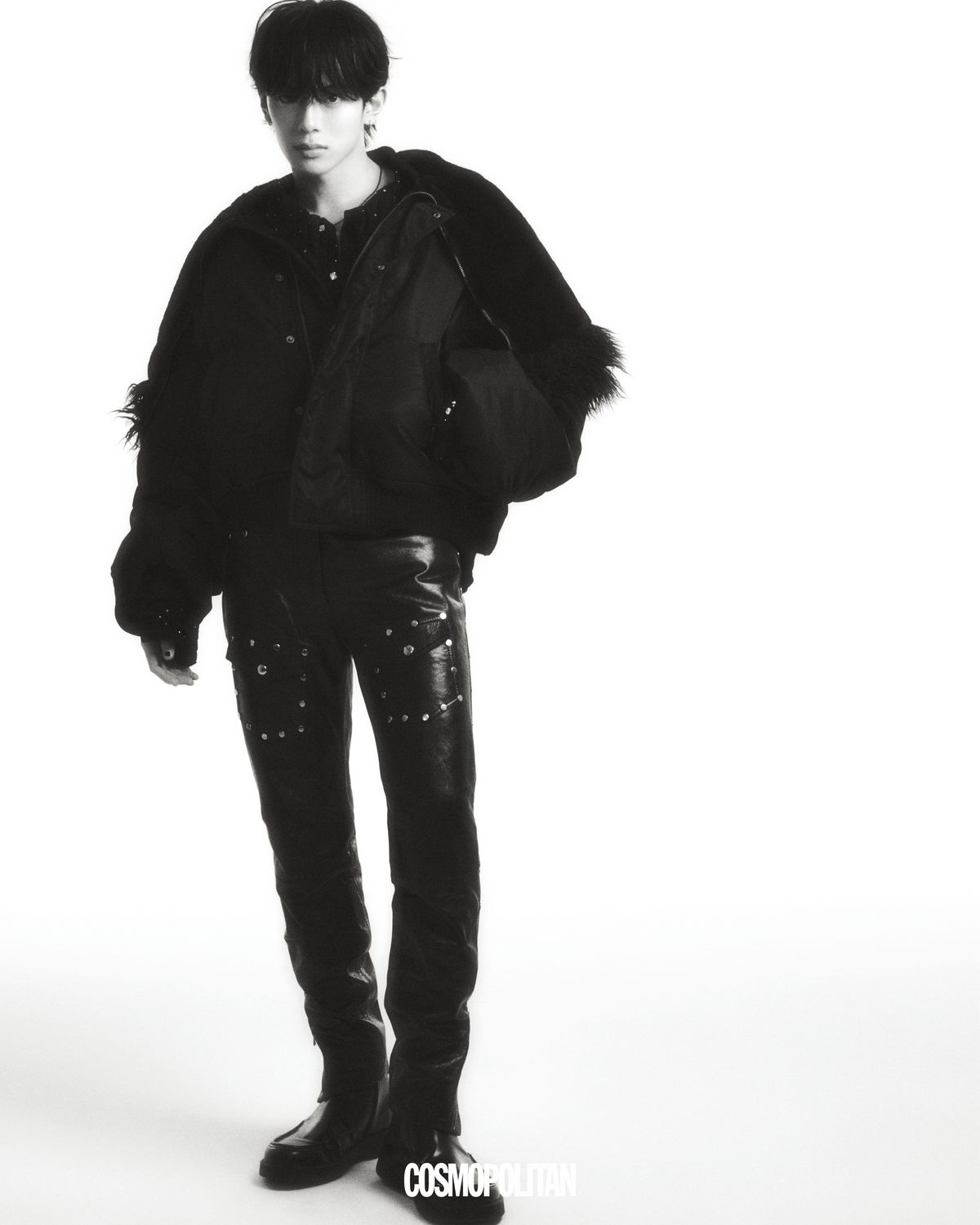 페더 보머 재킷 We11don. 레더 팬츠 Dries Van Noten. 워커 Tod’s. 귀고리, 목걸이 본인 소장품. 시스루 셔츠 스타일리스트 소장품.