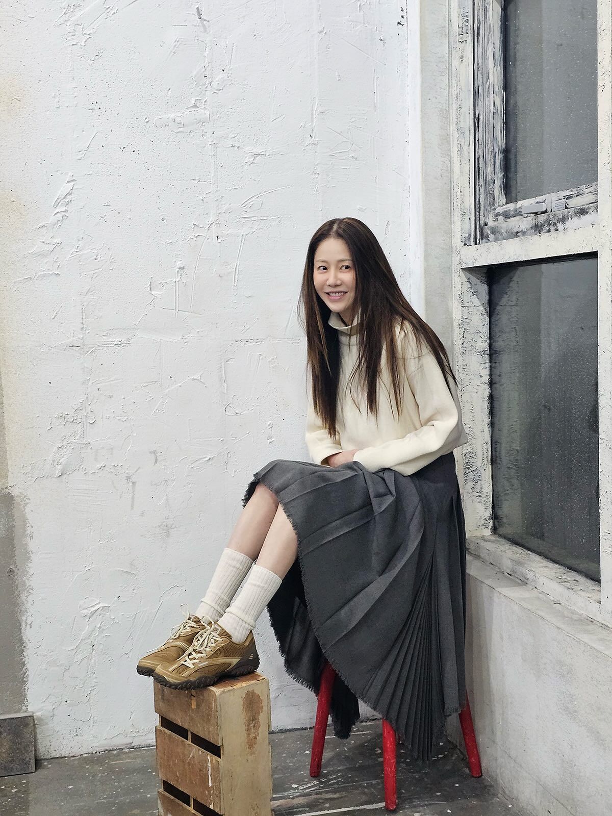 모던한 롱 플리츠 스커트 룩을 선보인 고현정. 인스타그램 @atti.present