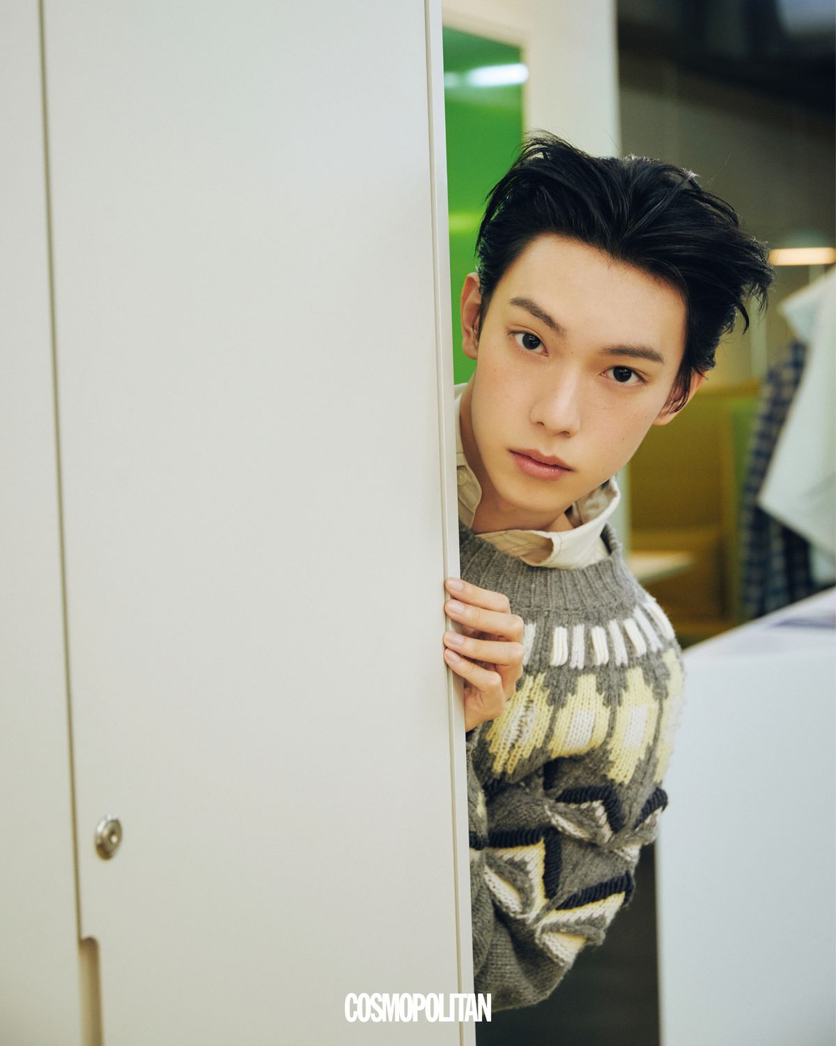 스웨터, 셔츠 모두 Onitsuka Tiger.