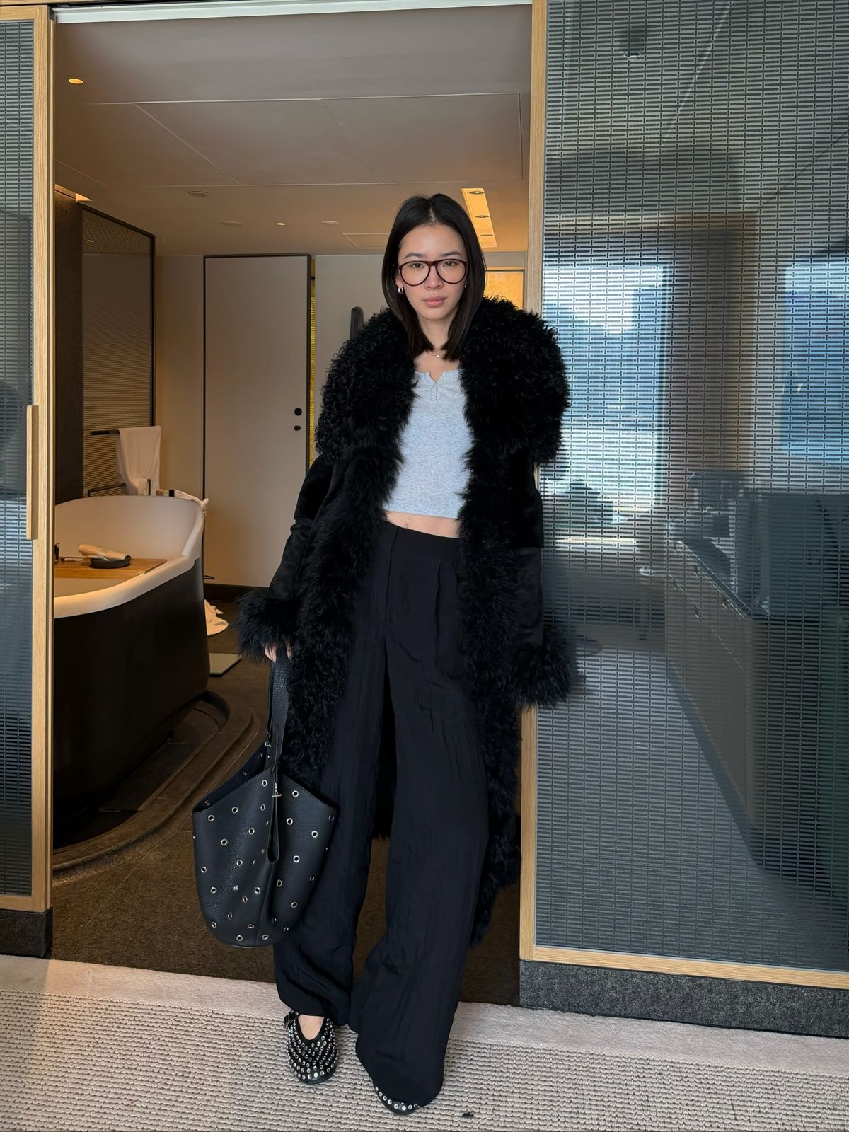 올블랙 롱 무스탕을 착용한 모델 아이린. 인스타그램 @ireneisgood