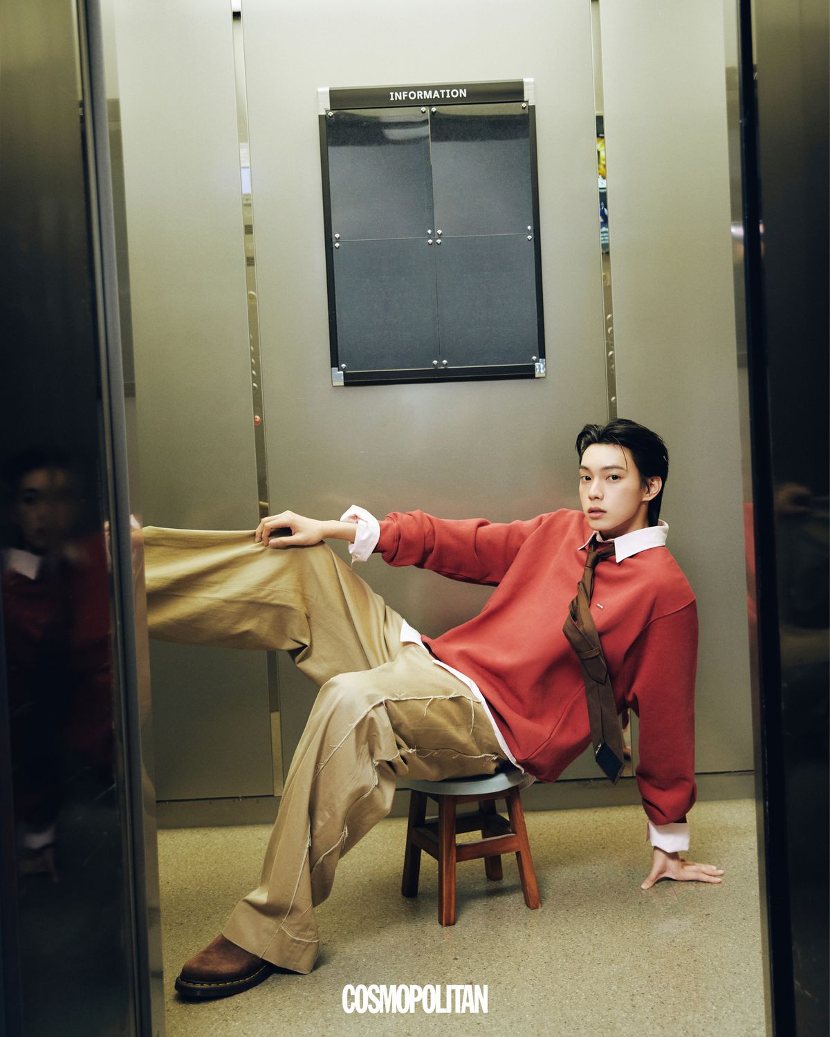 스웨트셔츠 thisisneverthat. 셔츠 Beyond Closet. 팬츠 Coach. 슈즈 Dr.Martens. 타이 스타일리스트 소장품. 