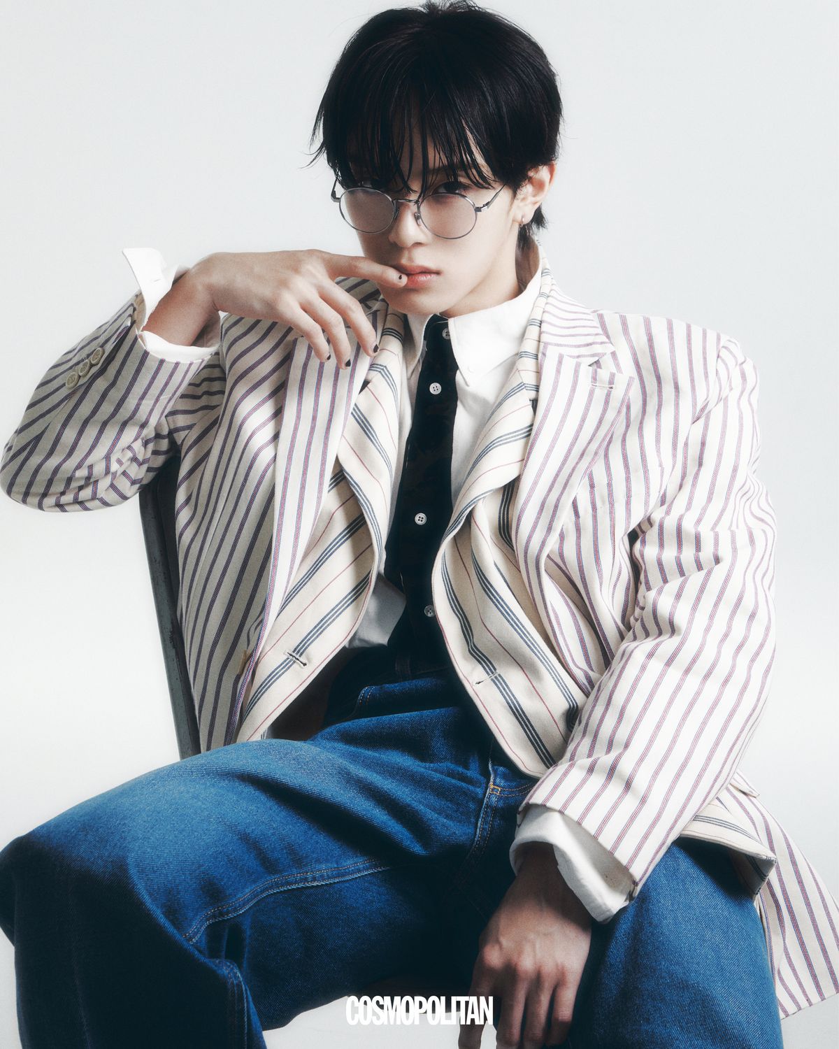 재킷 Gosha Rubchinskiy. 데님 팬츠 Msgm. 귀고리 본인 소장품. 셔츠, 안경 스타일리스트 소장품.