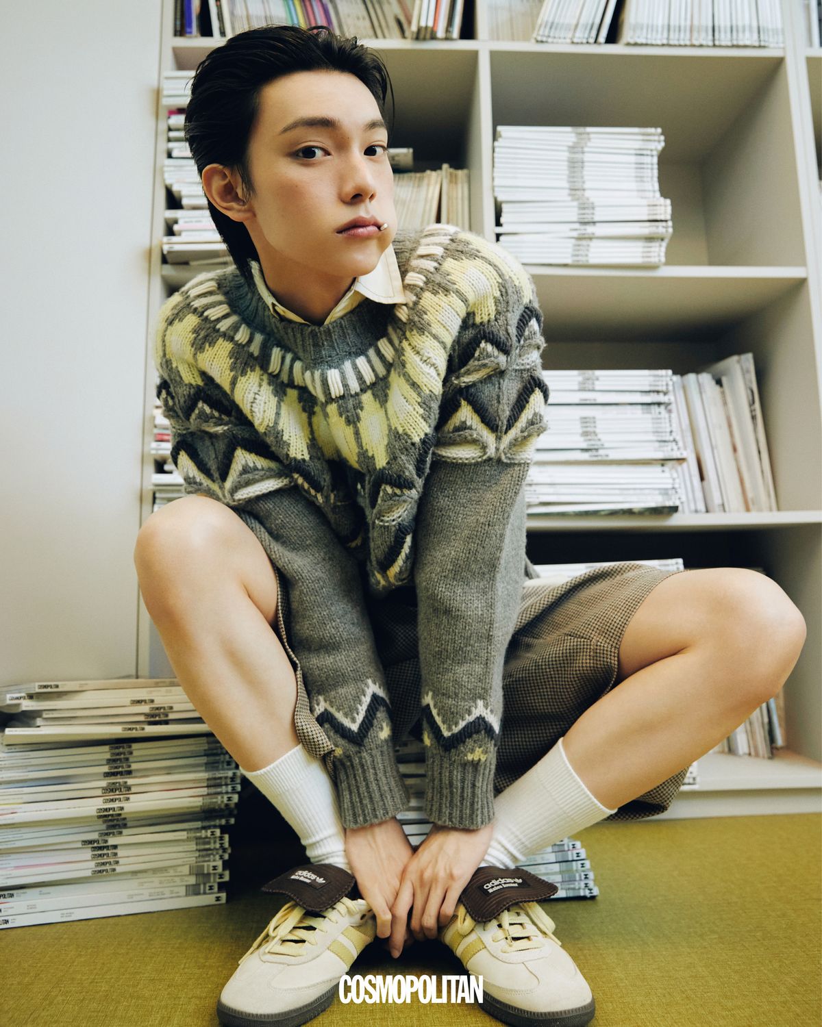 스웨터, 셔츠, 쇼츠 모두 Onitsuka Tiger. 슈즈 Adidas. 양말 스타일리스트 소장품.