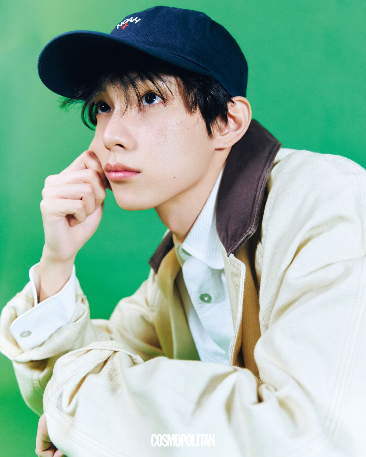 트렌치코트, 셔츠 모두 Kenzo. 볼캡 Noah.