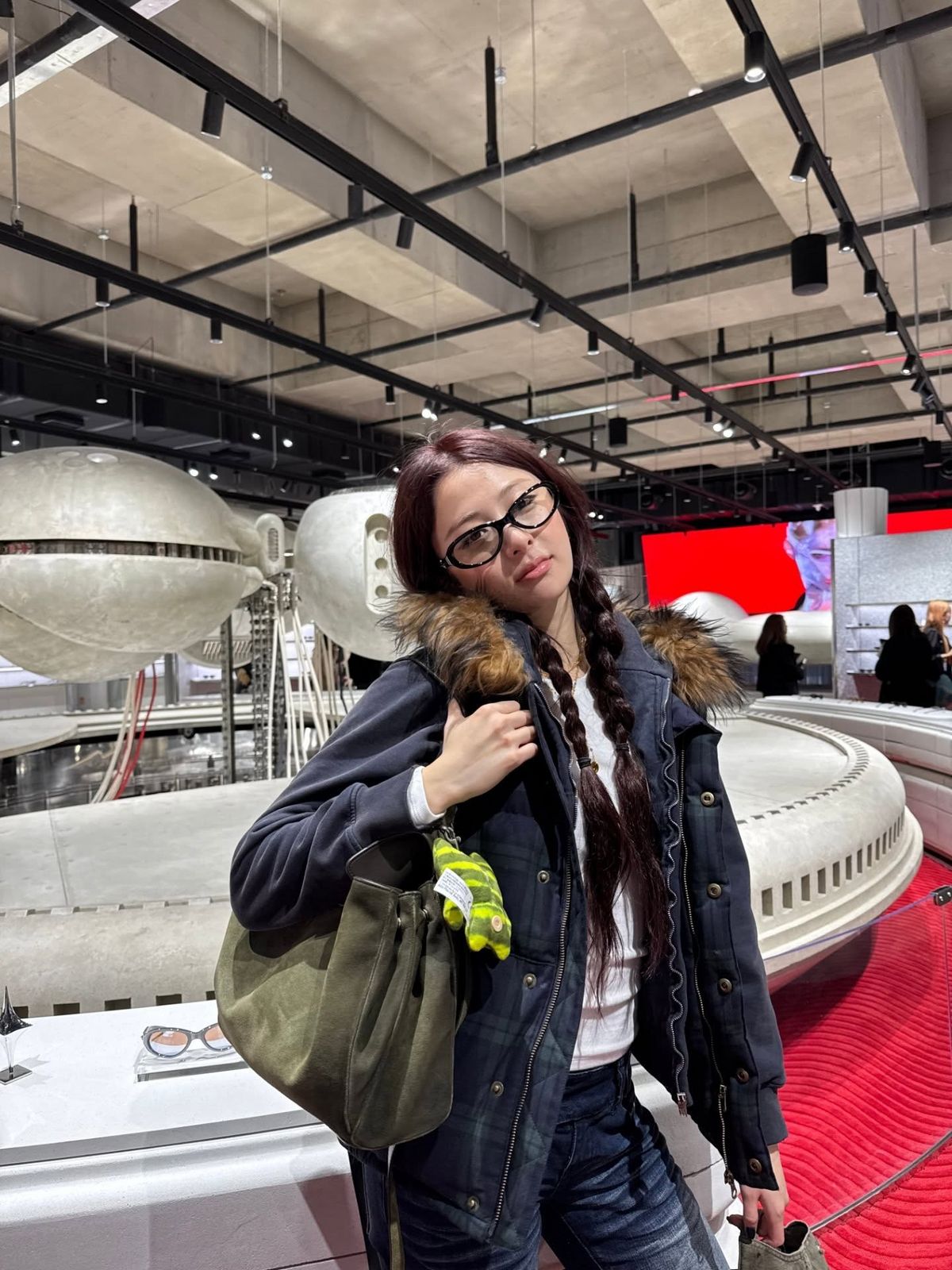 퍼 후디를 이너로 매치한 허윤진. 인스타그램 @jenaissante