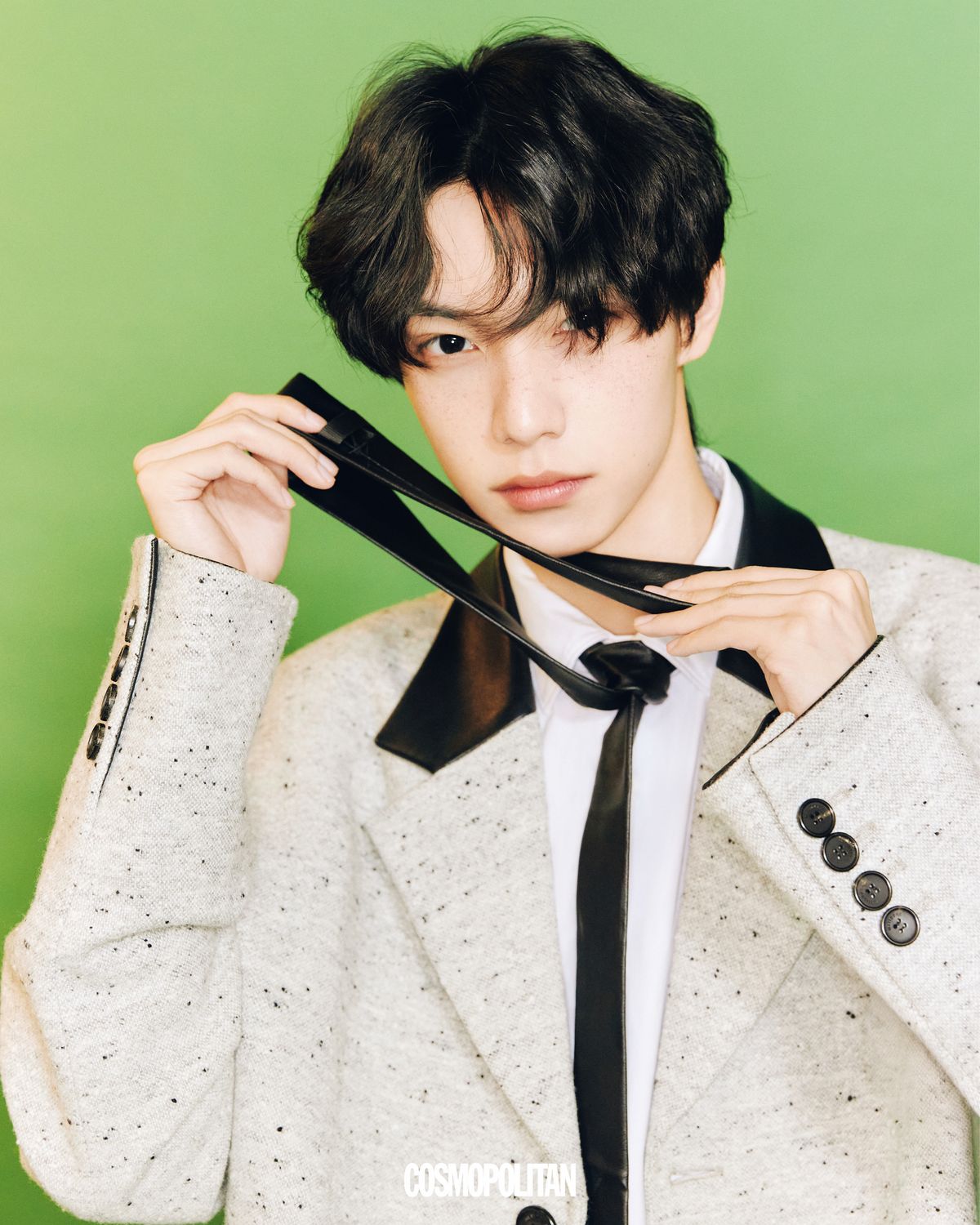 오버사이즈 재킷 We11done. 셔츠, 타이 스타일리스트 소장품.