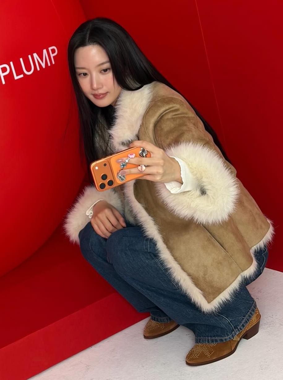 퍼를 강조한 시어링 재킷을 입은 문가영. 인스타그램 @m_kayoung