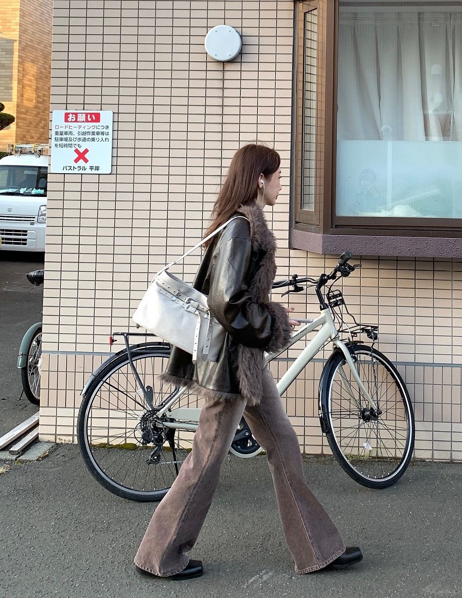 브라운 퍼 트리밍 아우터를 착용한 강민경. 인스타그램 @iammingki