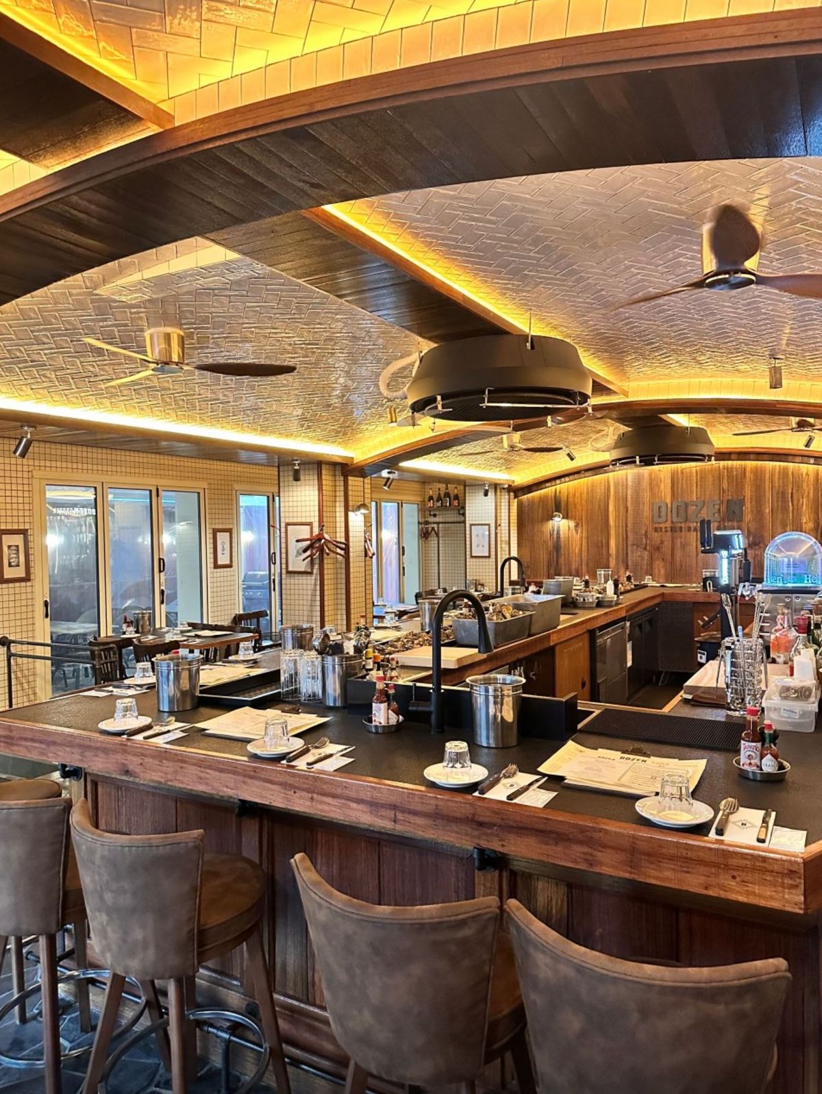 더즌 오이스터 한남 내부와 대표 메뉴인 그릴드 오이스터. 네이버지도 더즌 오이스터 한남 업체 등록 사진