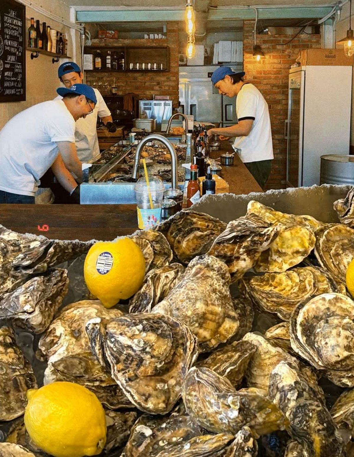 oyoyoy 내부와 대표 메뉴인 스페셜 세트. 네이버지도 oyoyoy 업체 등록 사진