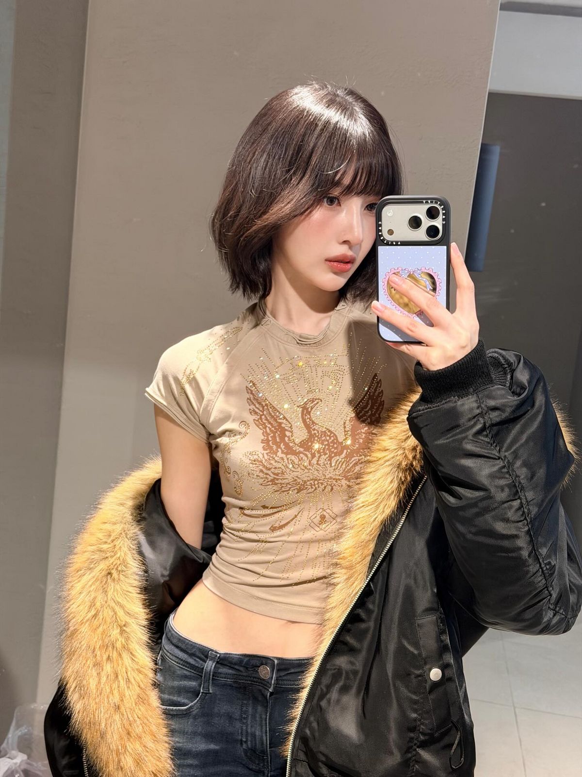 봄버 스타일 퍼 트리밍 아우터를 선택한 조이. 인스타그램 @_imyour_joy 