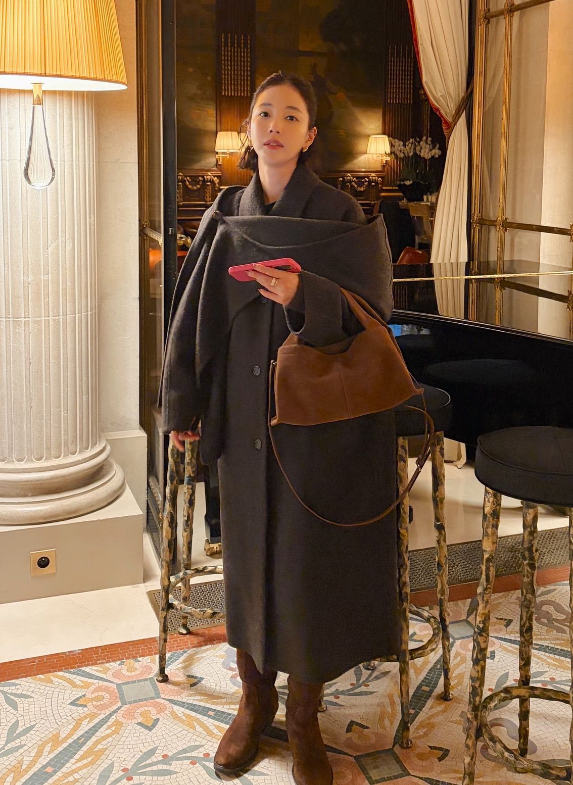 브라운 컬러 숄을 착용한 기은세. 인스타그램 @kieunse