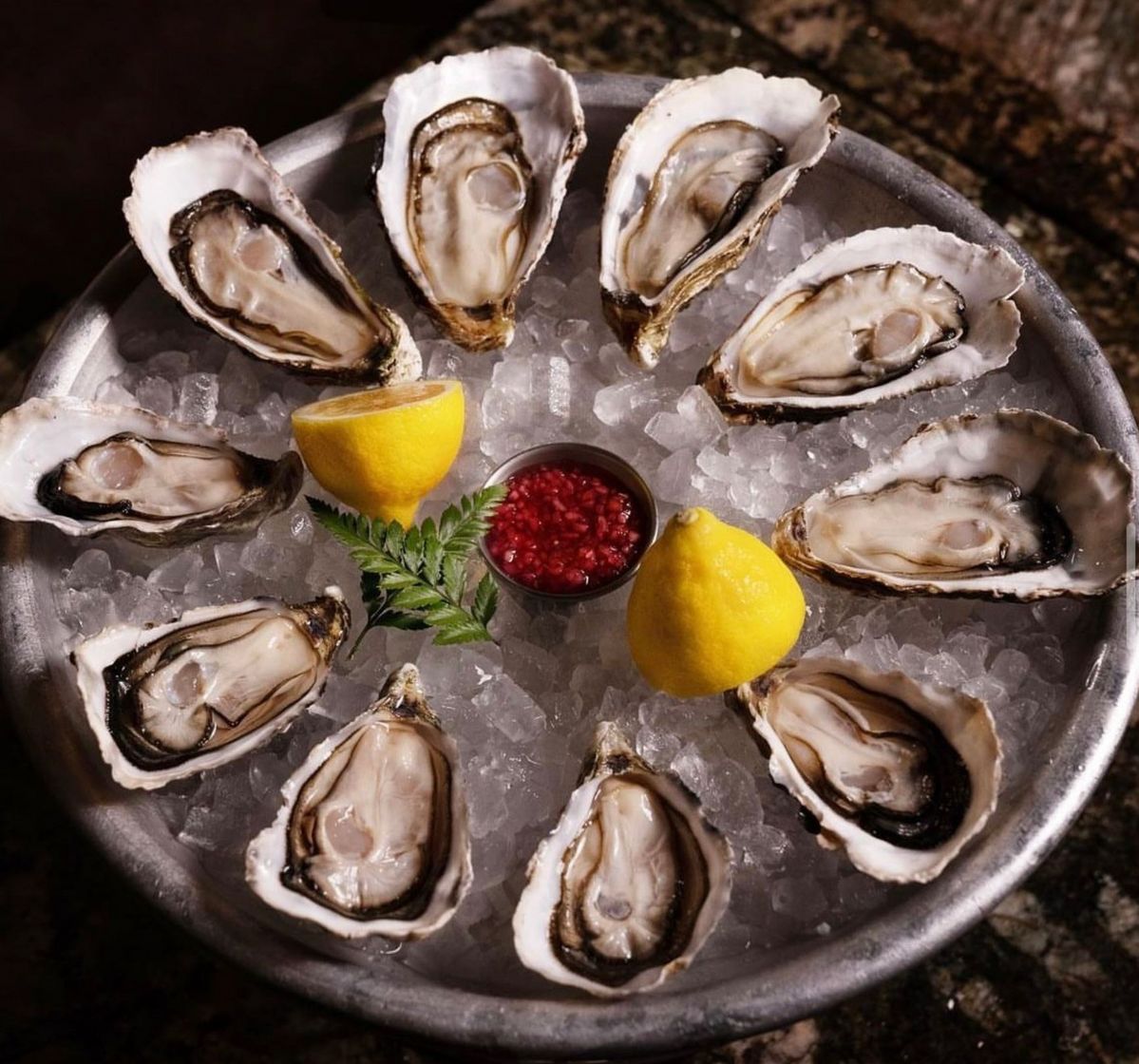 펄쉘 청담과 대표 메뉴인 오이스터 플래터(L). 네이버지도 펄쉘 청담 업체 등록 사진