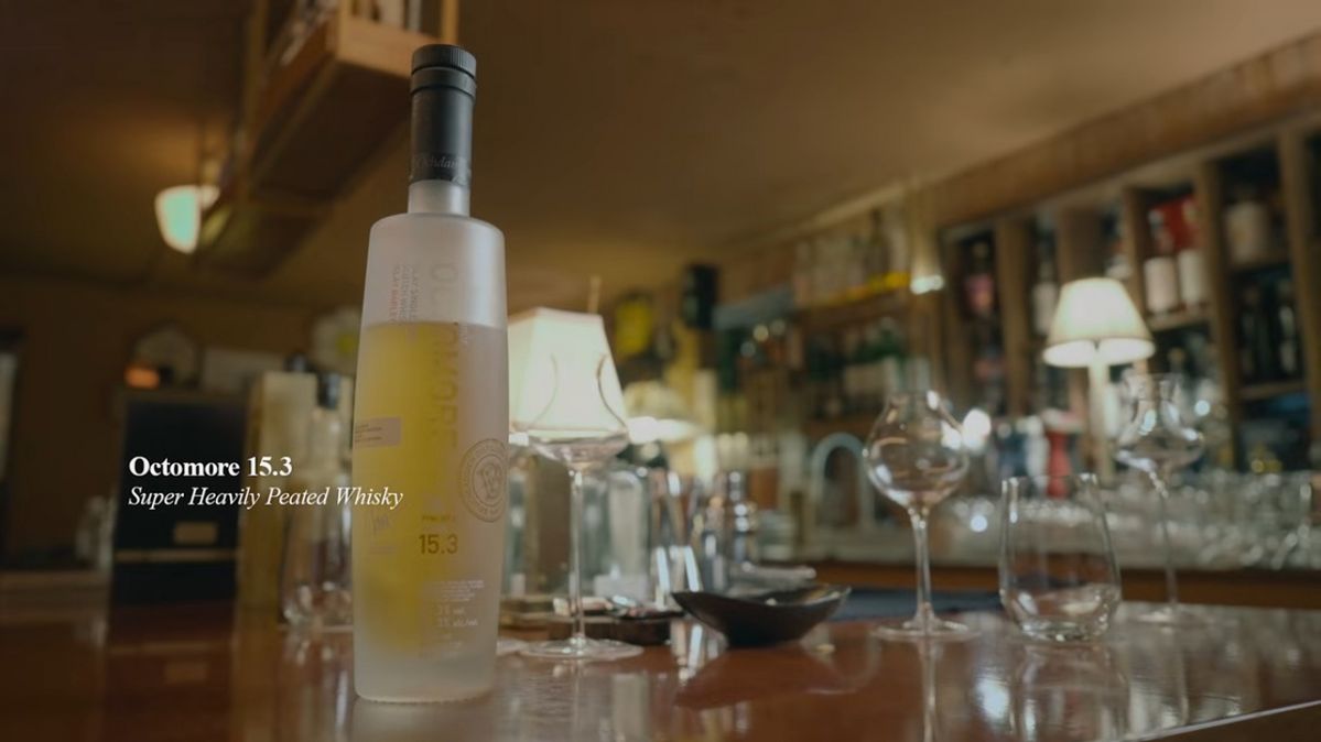 이청아의 최애 위스키바, 위스키 | 출처 유튜브 <MOCA 이청아>