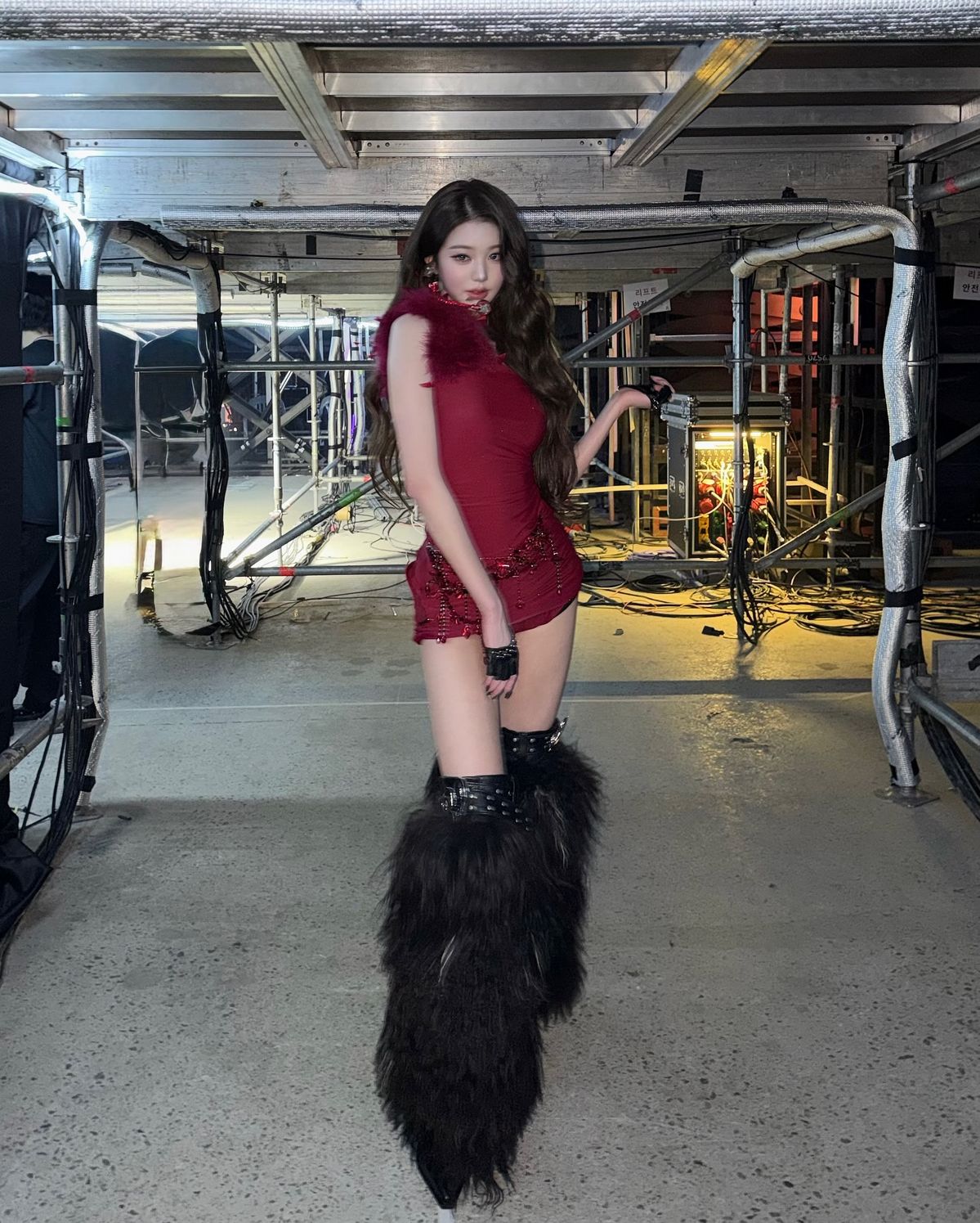 장원영 레드룩 | 인스타그램 @for_everyoung10