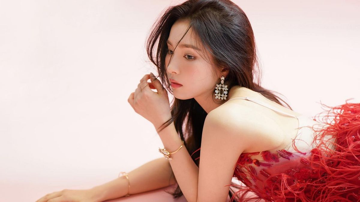 신세경 레드룩 | 인스타그램 @sjkuksee