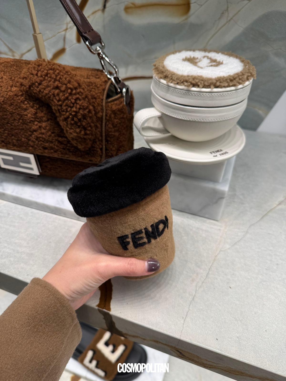 펜디 청담 플래그십 스토어에서 만나볼 수 있는 다양한 음식 모티브 키링들. 