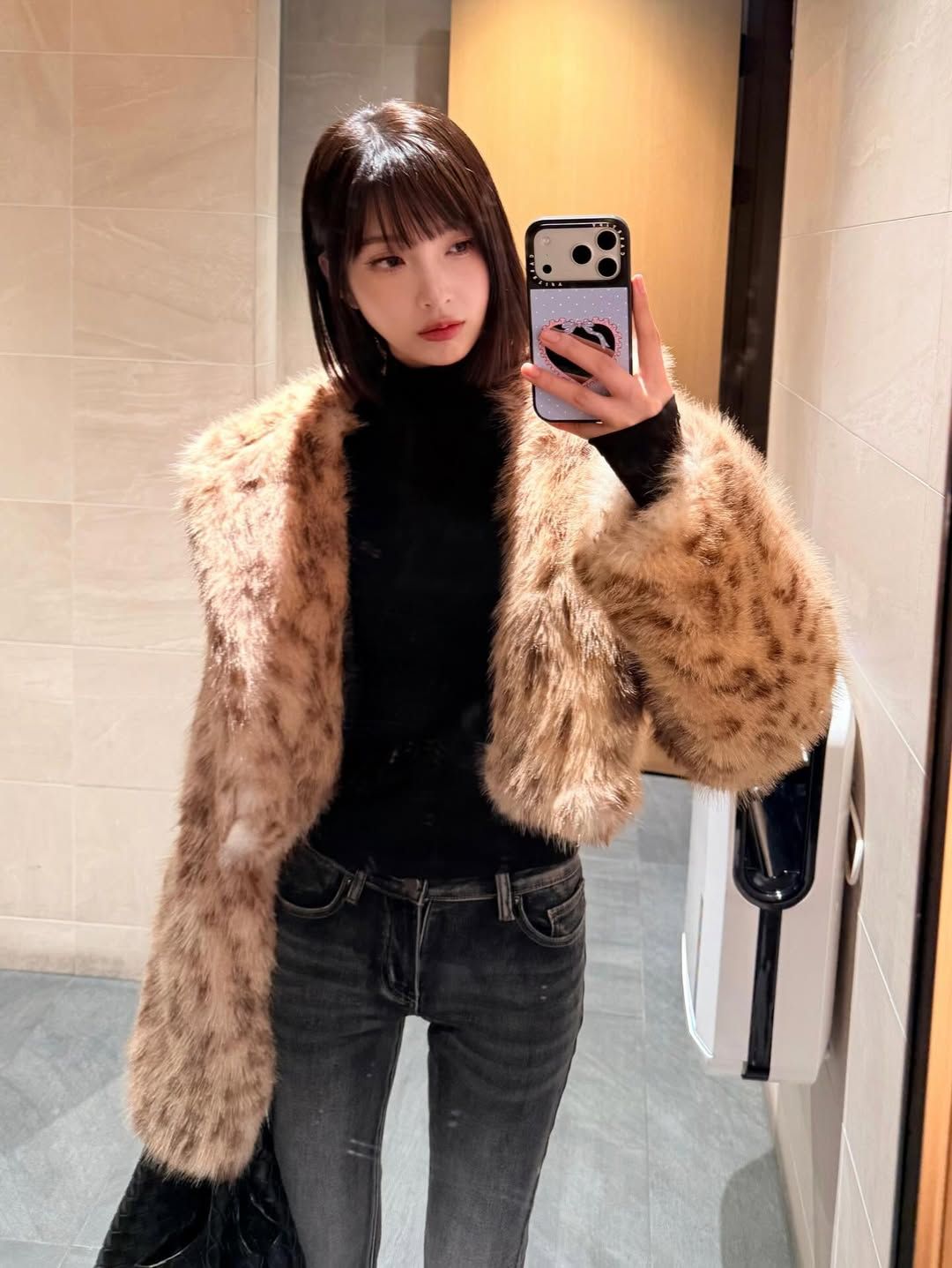 퍼 트리밍 크롭 더플코트로 꾸꾸꾸 패션을 선보인 조이. 인스타그램 @_imyour_joy