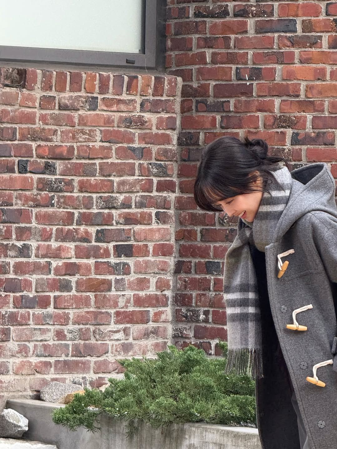 그레이 더플코트로 클래식한 코디를 선보인 박보영. 인스타그램 @boyoung0212_official