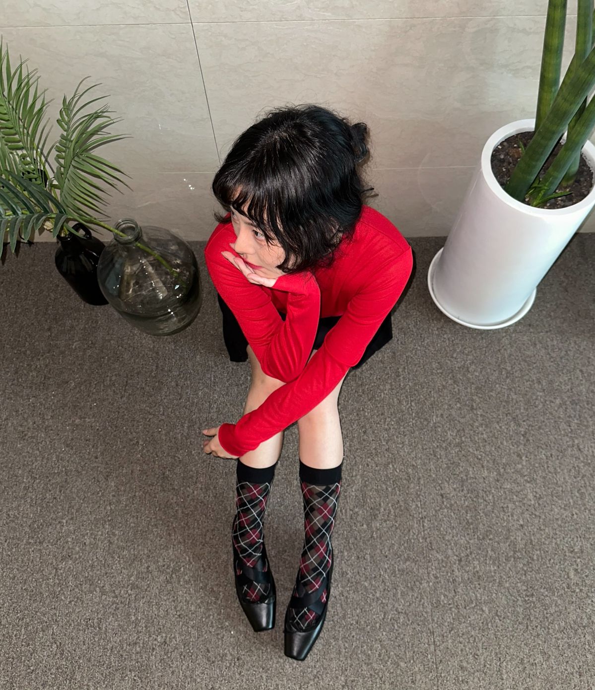 휘인 레드룩 | 인스타그램 @whee_inthemood