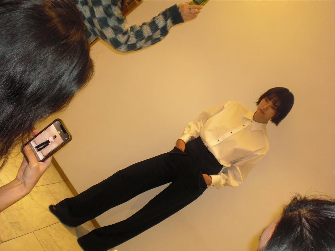 김도연 블랙 턱시도 | 인스타그램 @lafilledhiver_