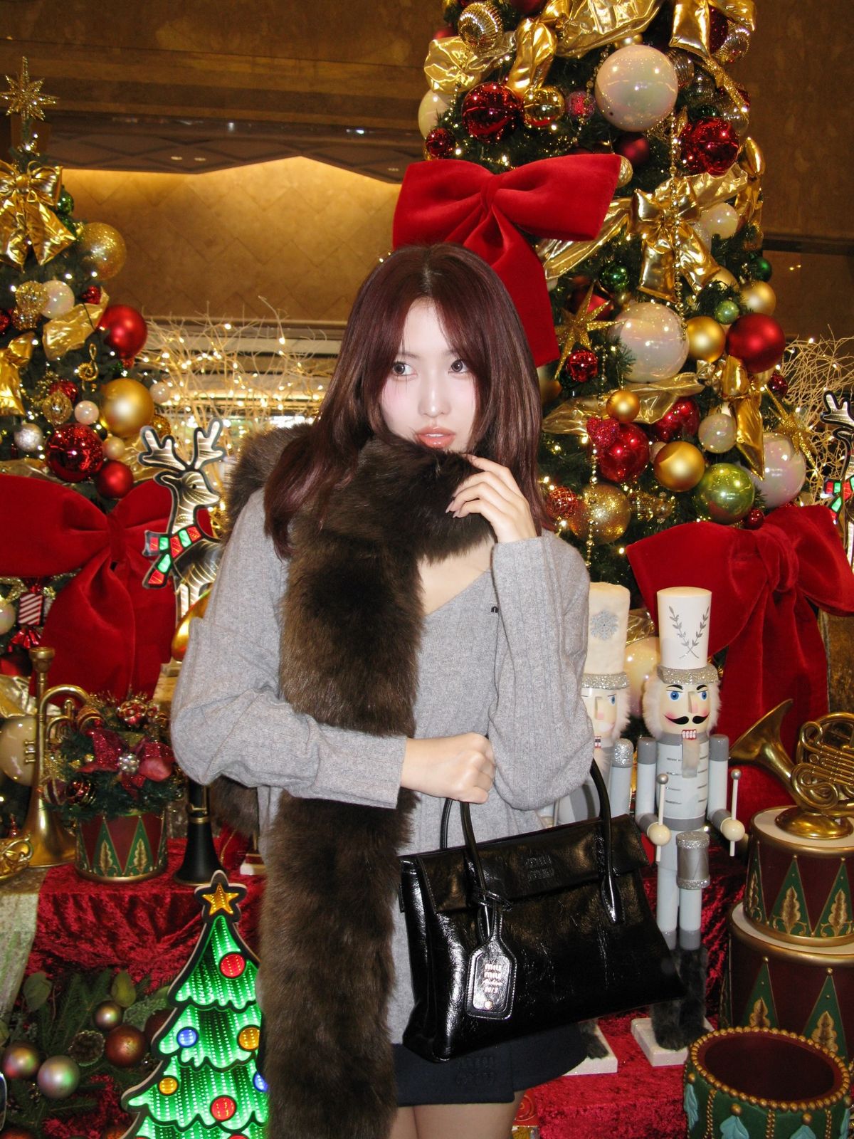 그레이 니트에 퍼 머플러를 두른 모모. 인스타그램 @momo