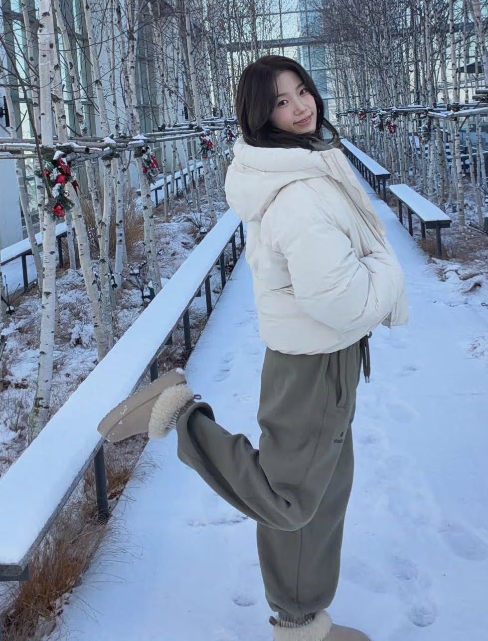 클라우드 댄서 컬러 패딩을 입은 카즈하. 인스타그램 @zuhazana