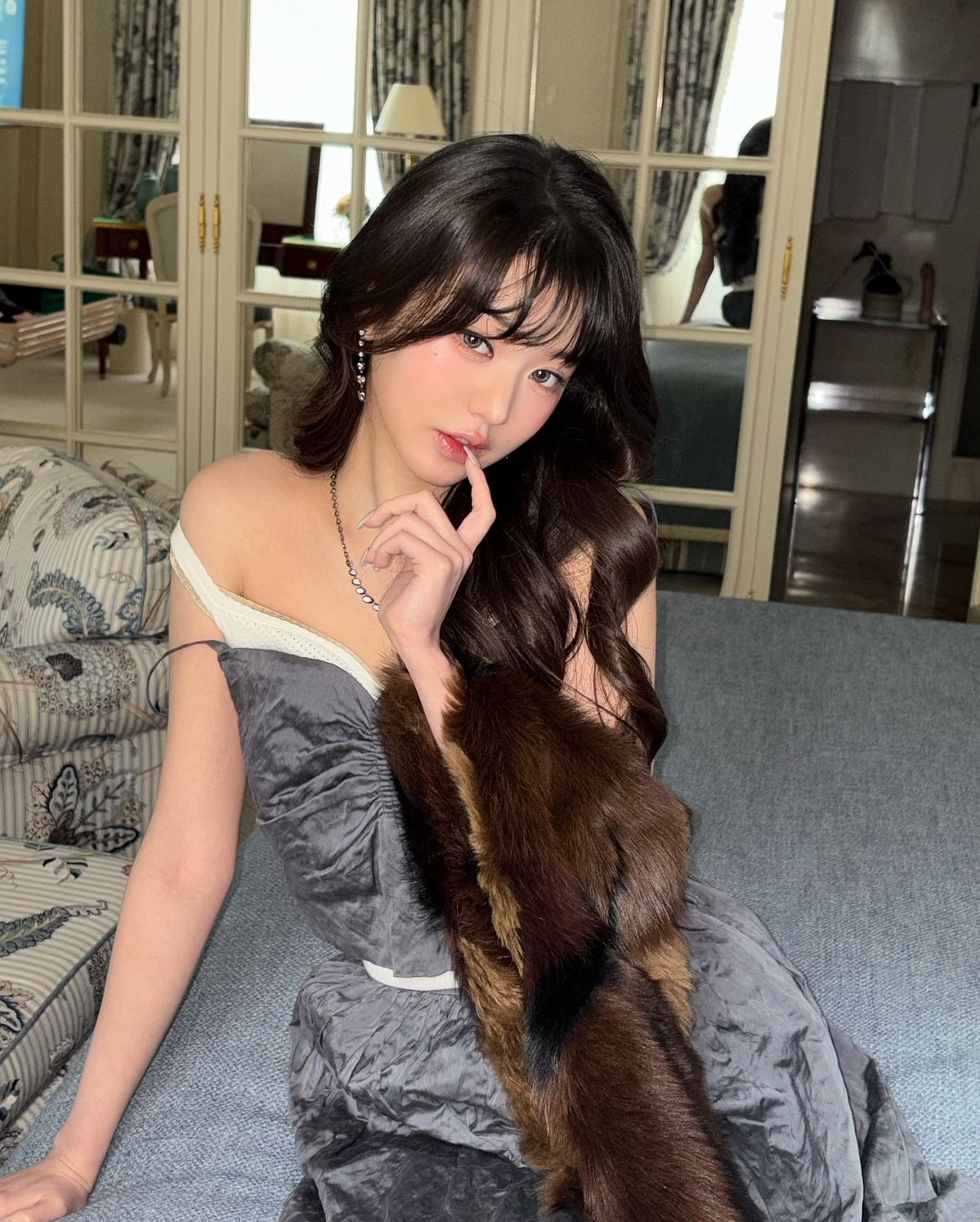 미니 드레스에 퍼 머플러를 착용한 장원영. 인스타그램 @for_everyoung10