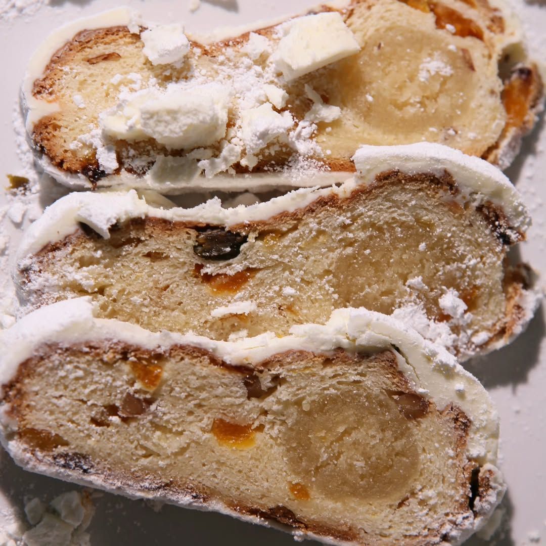 산뜻하고 깔끔한 맛을 즐길 수 있는 우나스의 슈톨렌. 인스타그램 @unas_seoul