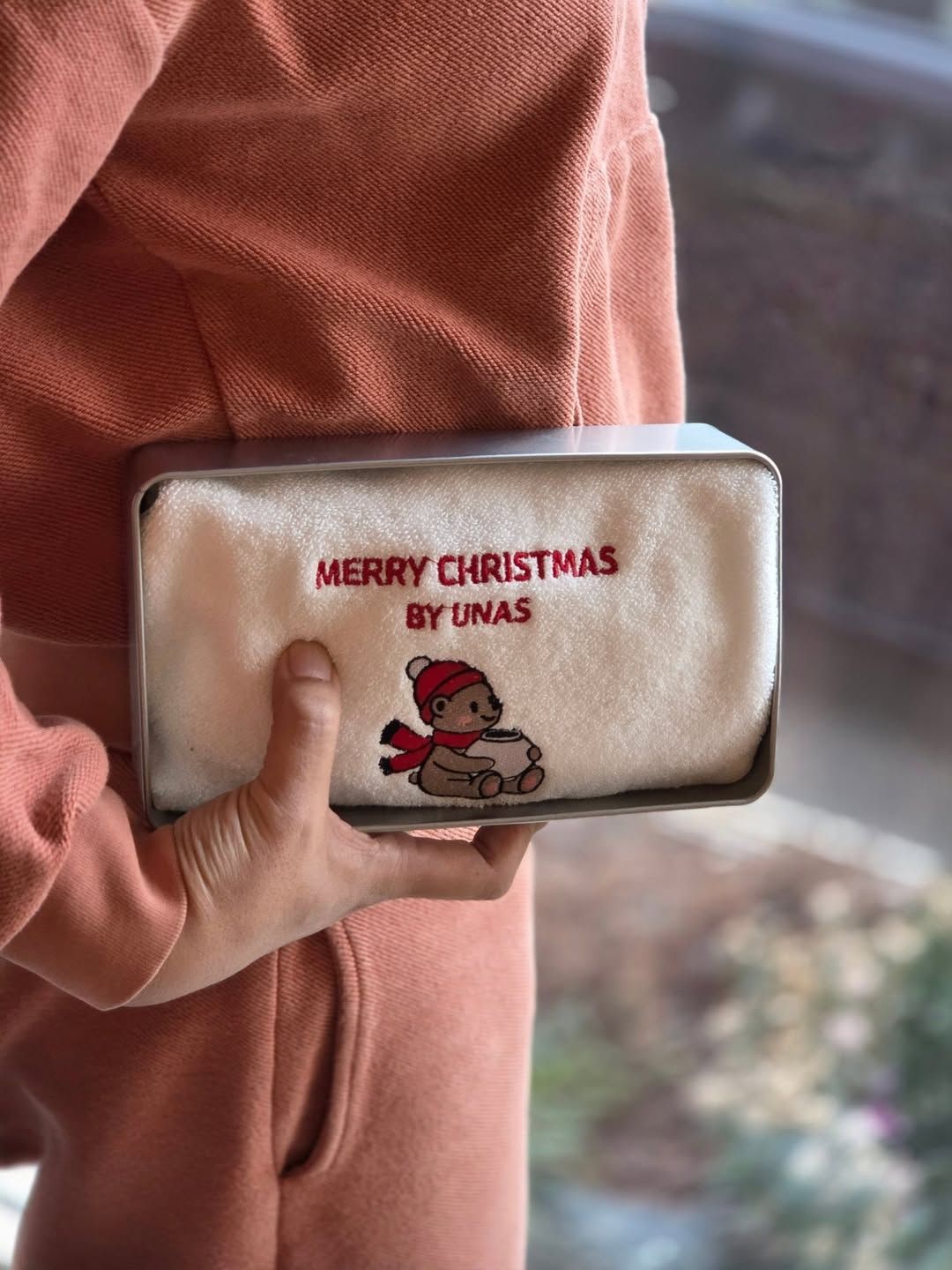 우나스의 슈톨렌을 구매하면 받을 수 있는 크리스마스 특별 패키징. 인스타그램 @unas_seoul