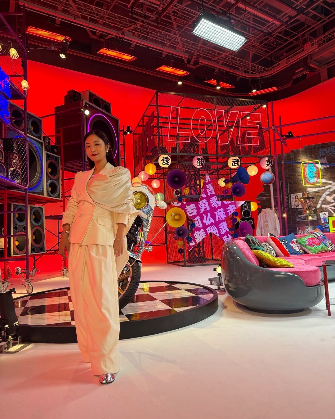 일본 예능 불량연애 기획자 메구미. 인스타그램 @megumi1818/