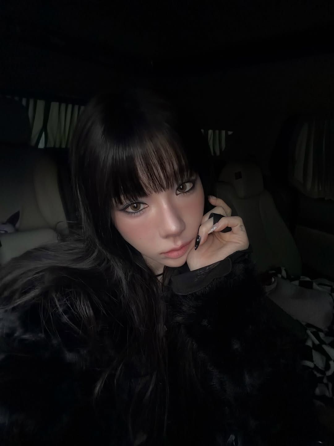 캣츠아이 스모키 메이크업을 선보인 태연. 인스타그램 @taeyeon_ss