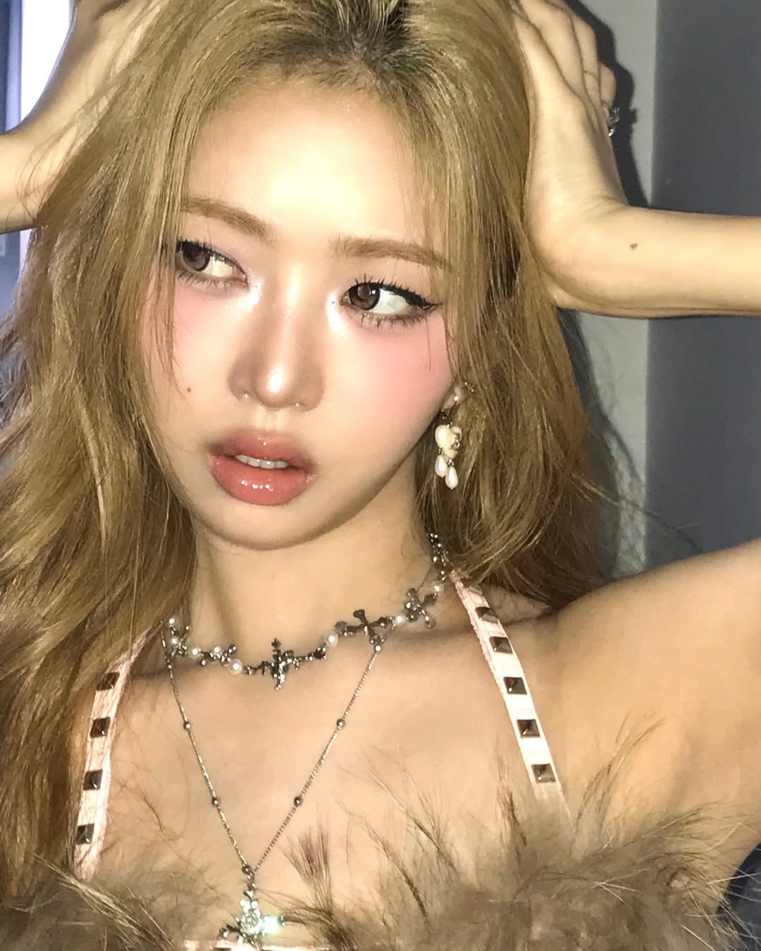 데일리 메이크업을 활용해 스모키 느낌을 낸 레이. 인스타그램 @reinyourheart